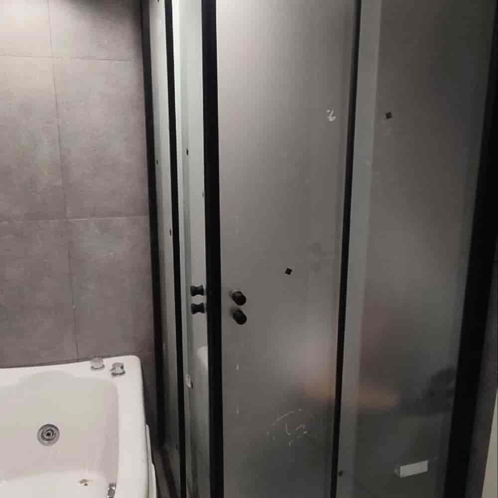 کابین دوش شیشه‌ ای