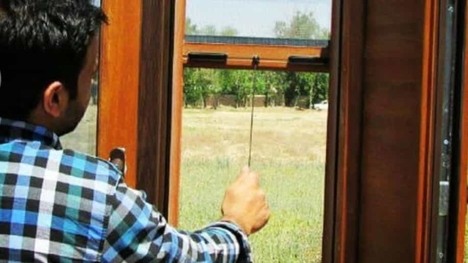 توری رولینگ چیست؟ مزایا و معایب توری رول‌شونده برای درب و پنجره